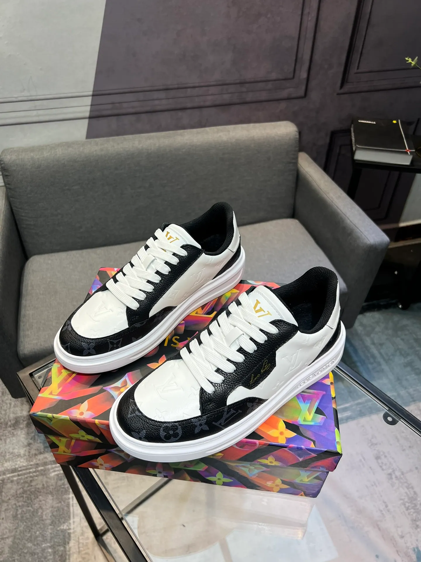 Men's Men's Shoes 💰540 LV Louis Vuitton. The latest fashionable casual shoes are popular in physical stores. The new spring and summer comfortable imported custom patent leather plus cowhide, cowhide mesh, and unique jacquard fabric element design. With sheepskin lining, Lv original base, [sun][sun] high-end packaging and high quality💪Details determine quality, welcome to compare🇮🇹Code number 38-44, 45 can be customized